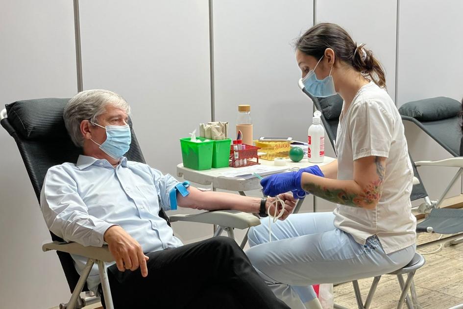 Director general de Secretaría, Pablo Landoni, durante la donación de sangre Persona donando sangre