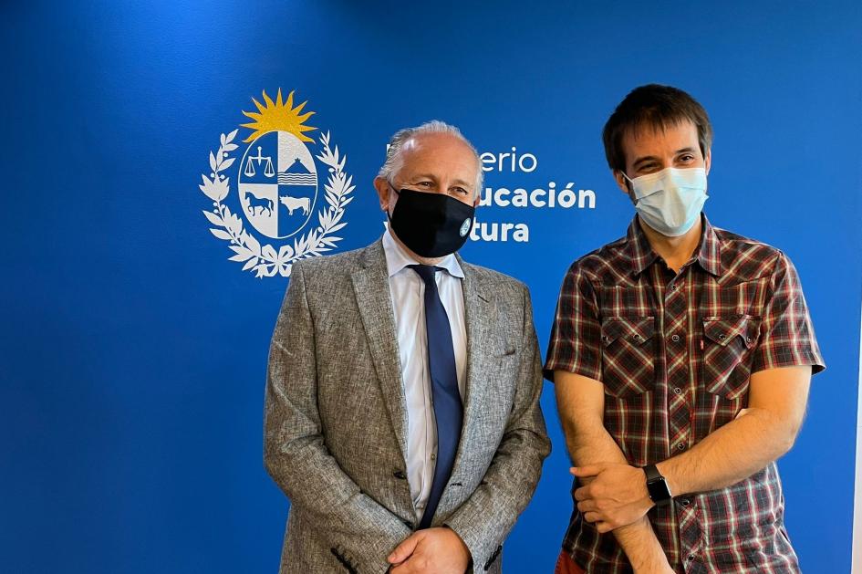 Ministro Da Silveira y funcionario Diego García, principal promotor de la iniciativa Personas paradas mirando al frente