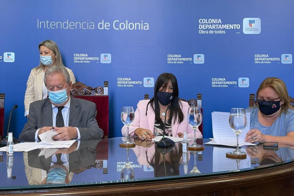 Intendente Moreira, directora Martínez e intendenta Bentaberri suscribieron el acuerdo Personas firmando papeles