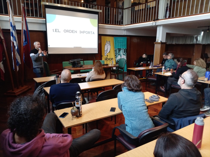 Martín Otheguy y público asiste a su seminario en el Salón de Actos del instituto Martín Otheguy y público asiste a su seminario en el Salón de Actos del instituto