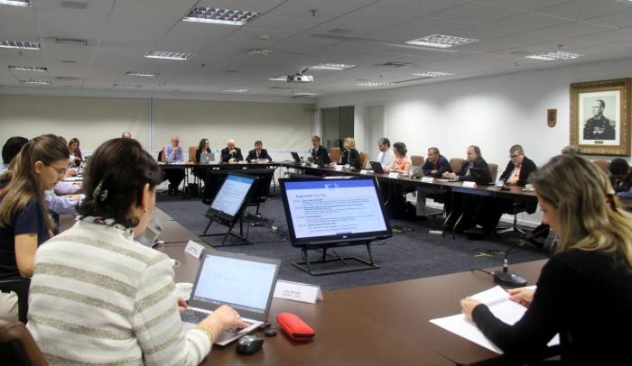 Personas sentadas en la reunión 