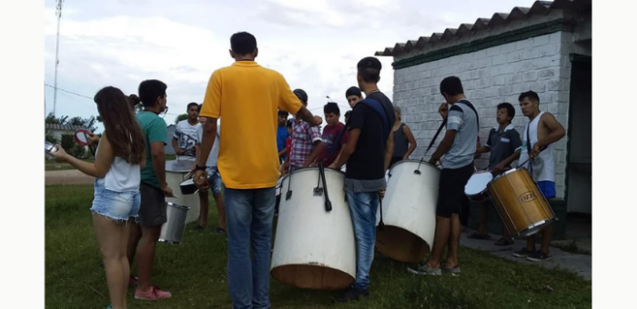 Grupo de jóvenes tocando batería de murga