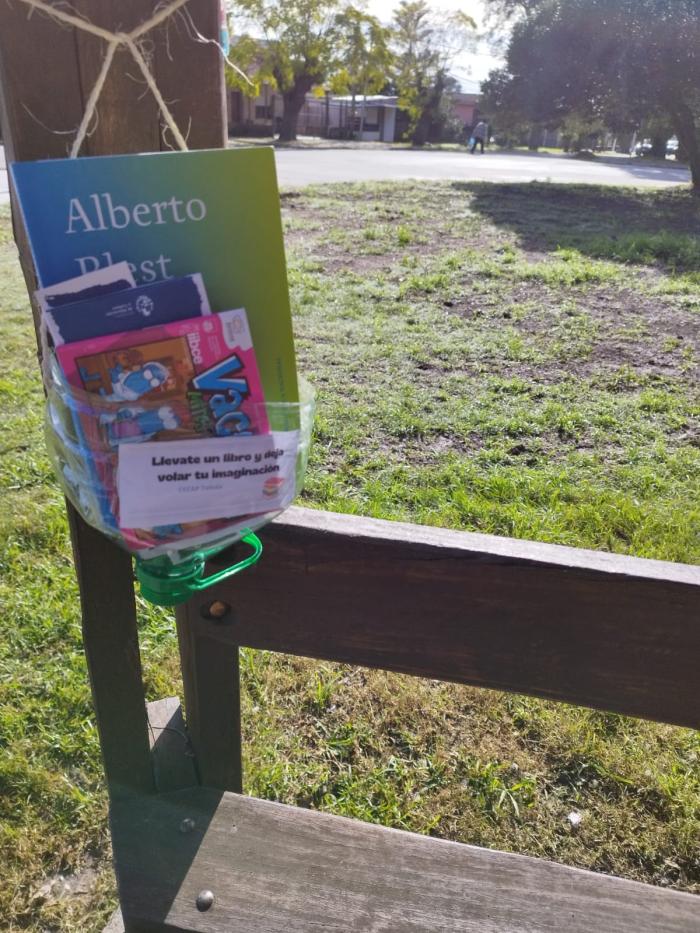 Suelta de libros Cecap Toledo Libros en una parada de ómnibus