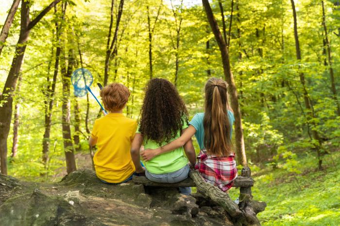 Día Mundial de Concientización sobre el Autismo Niños abrazados en un bosque