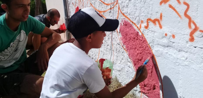 Niño pintando muro