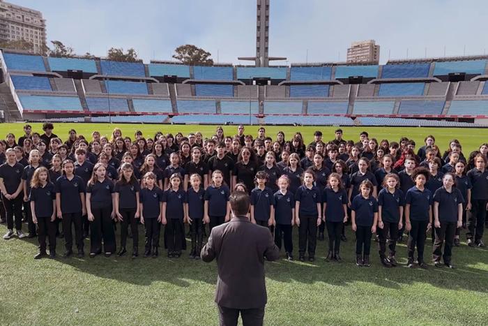 Coro Nacional Juvenil y Niños del Sodre en el Estadio Centenario. Coros en el Estadio Centenario.