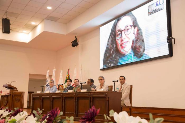 Sala de actos del Poder Judicial de México con el panel de panelistas