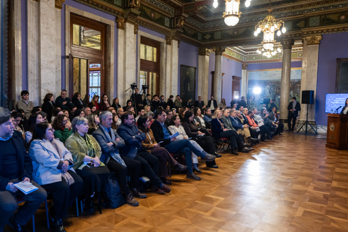 Lanzamiento de la consulta pública, en el Parlamento.