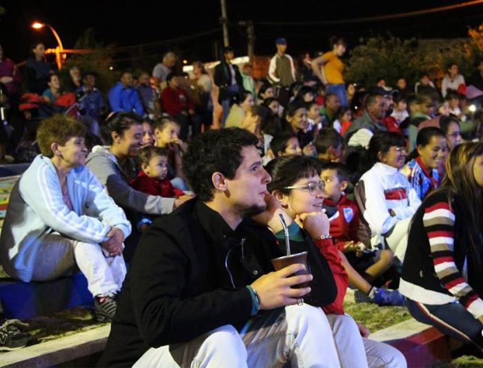 Personas mirando espectáculo