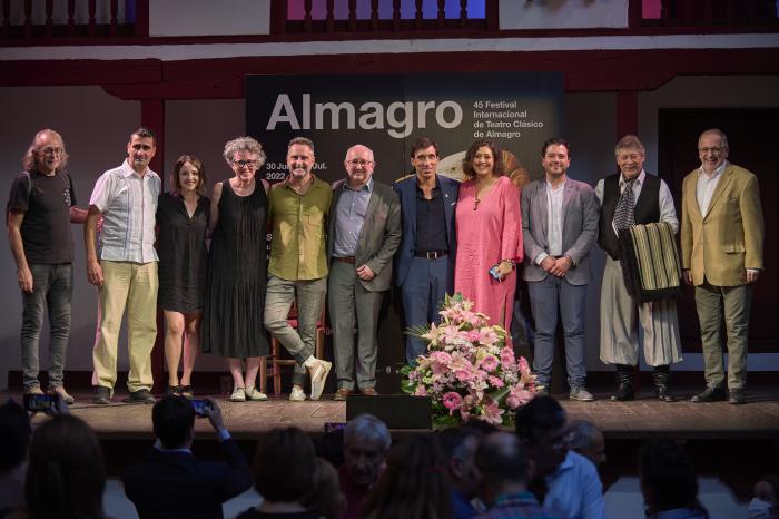 Autoridades y artistas que participaron en el acto de Uruguay. Personas paradas sobre escenario.