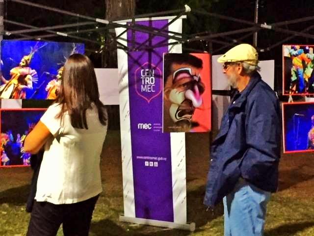 Muestra «Vestidos de carnaval» Personas mirando exposición