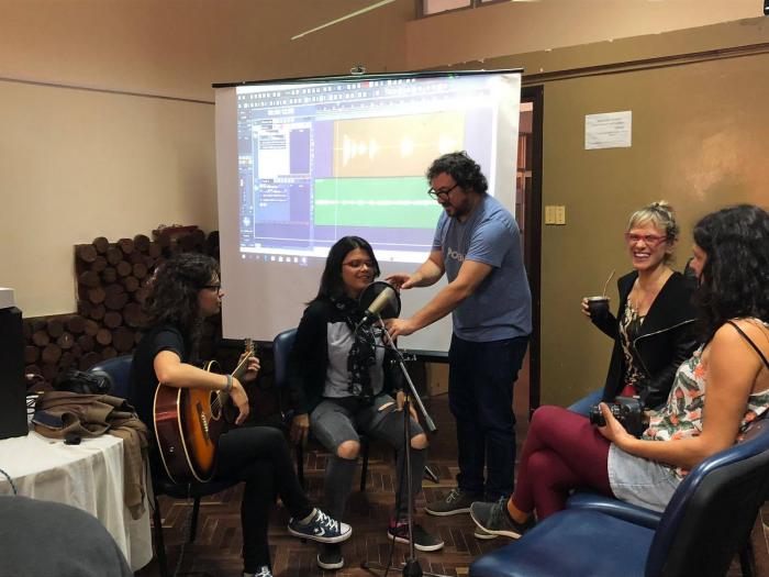 Personas participando de un taller