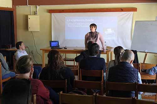 Personas participando de un taller