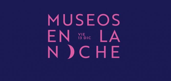 Rectángulo de color violeta con la frase Museos en la Noche.