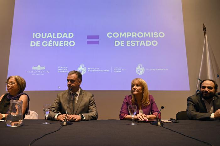 Plano general de las autoridades en mesa durante el acto