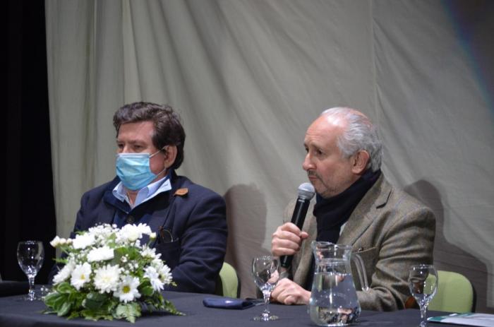 Autoridades en acto de cierre Ministro hablando.