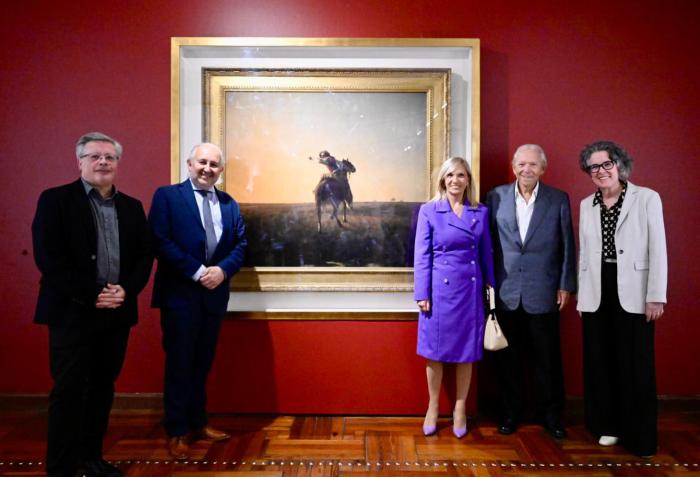 Autoridades junto al cuadro "El Gaucho en el campo" del artista Juan Manuel Blanes Personas posan junto a cuadro