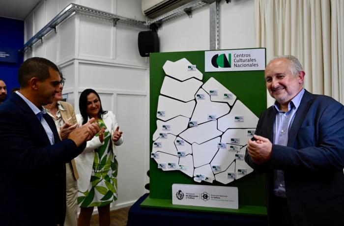 Autoridades descubren en el mapa el nuevo punto en la red de CCN Personas sobre cuadro