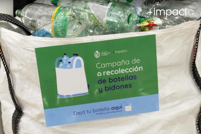Bolsa con acopio de residuos plásticos