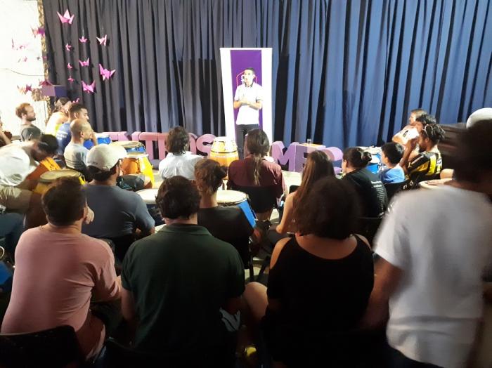 Persona hablando en público
