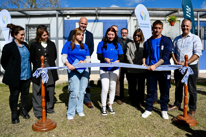Nuevo CECAP en Canelones permitirá seguir brindando oportunidades educativas a jóvenes Personas cortando cinta en inauguración