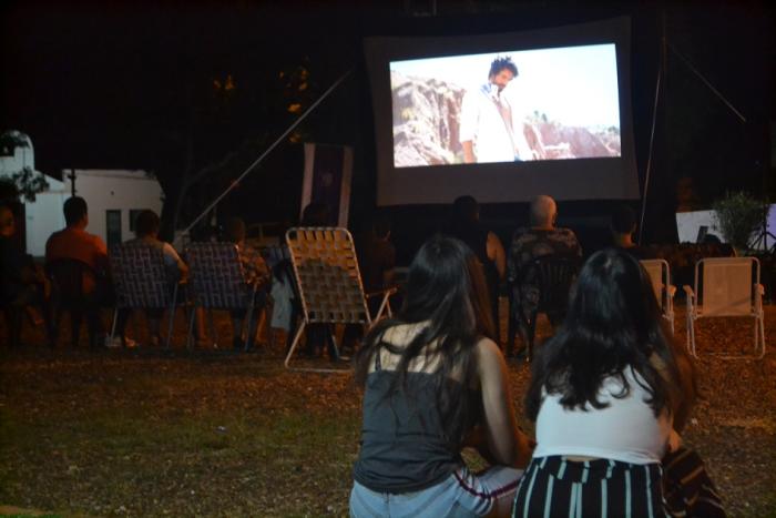 Cine al aire libre Personas al aire libre mirando una película