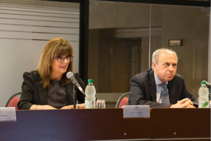 Ana Ribeiro y Henry Cohen Dos personas sentadas frente a micrófonos