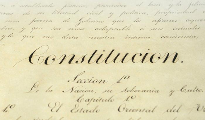 Placa con la palabra Constitución