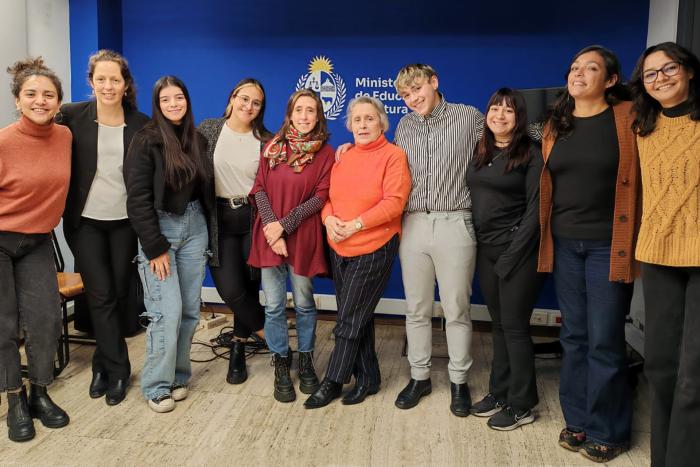 Edith Silveira realizó un taller literario en torno a relatos de Julio Cortázar Personas posan para foto