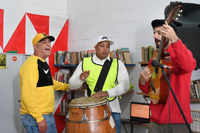 personas haciendo música