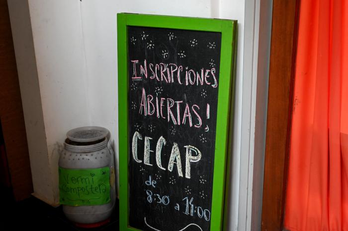 Pizarra con la inscripción "Inscripciones abiertas"