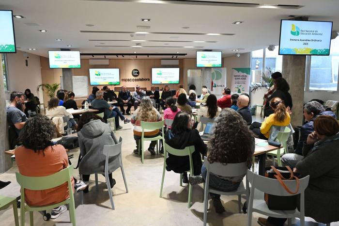 Personas participando de una asamblea