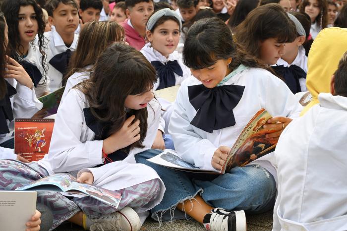 Niñas leyendo un libro