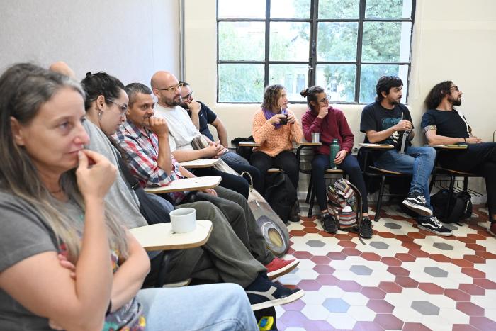 Personas escuchando las palabras de los oradores