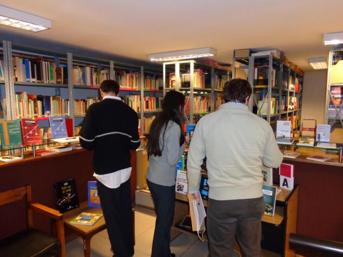 personas de pie en una biblioteca