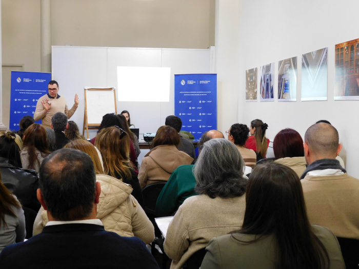 Estudiantes del curso sobre Gestión Documental