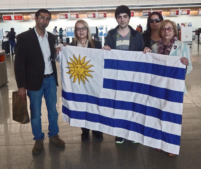Viaje de Dino Puppo Delegación despliega la bandera uruguaya