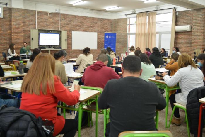 personas sentadas en clase