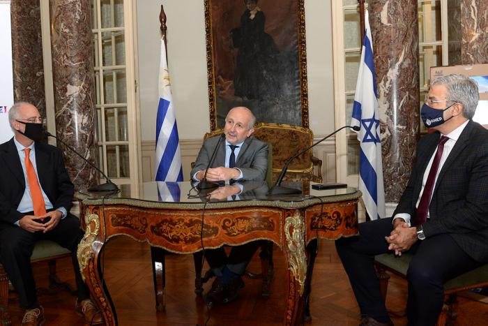 Embajador de Israel en Uruguay, Yoed Magen; ministro del MEC, Pablo da Silveira; presidente del Codicen, Robert Silva Mesa con autoridades de la Embajada de Israel, ministro del MEC y presidente del Codicen