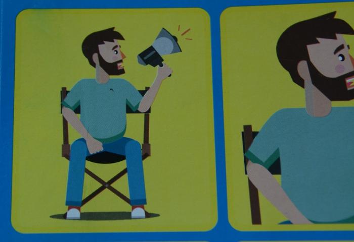 Dibujo de un hombre sentado de frente con un megáfono en su mano izquierda