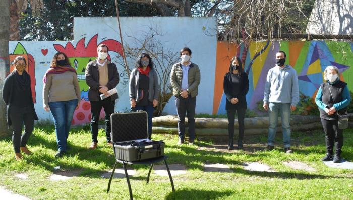Visita del Director de Educación, Gonzalo Baroni al CECAP de Maldonado para hacer entrega de los equipos audivisuales Personas de pie valija con equipo de cámara