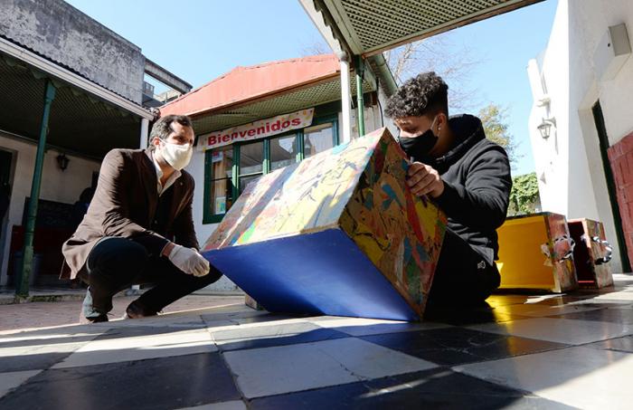 Director de Educación junto a estudiante de CECAP en su visita a Las Piedras