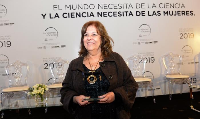 Mónica Sans, ganadora 2019 del Premio L´Oreal - Unesco La Dra. Mónica Sans sonriente con el Premio L´Oreal - Unesco entre sus manos