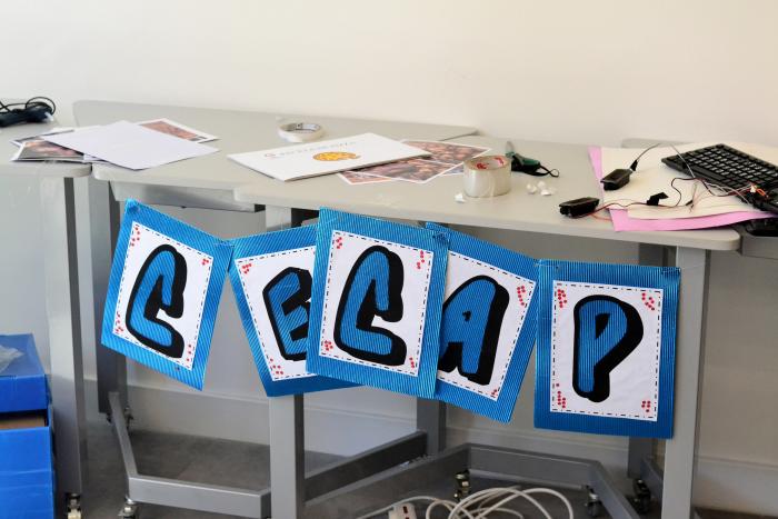 Cartel con las letras de C E C A P