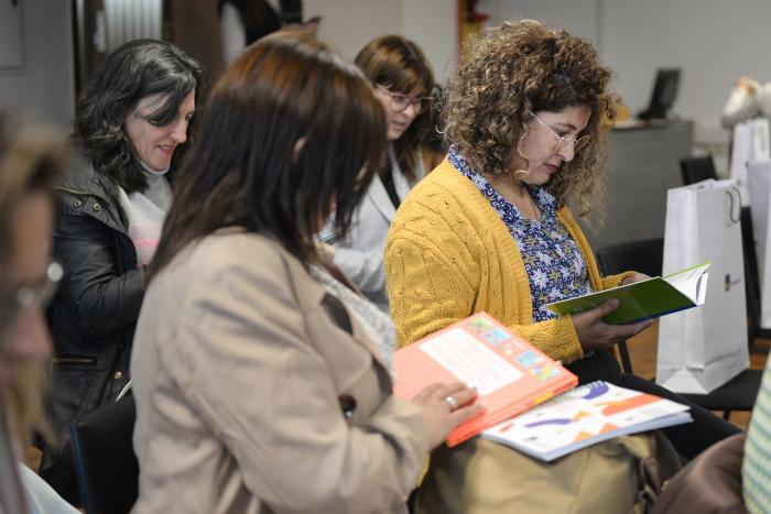 Personas en un salón