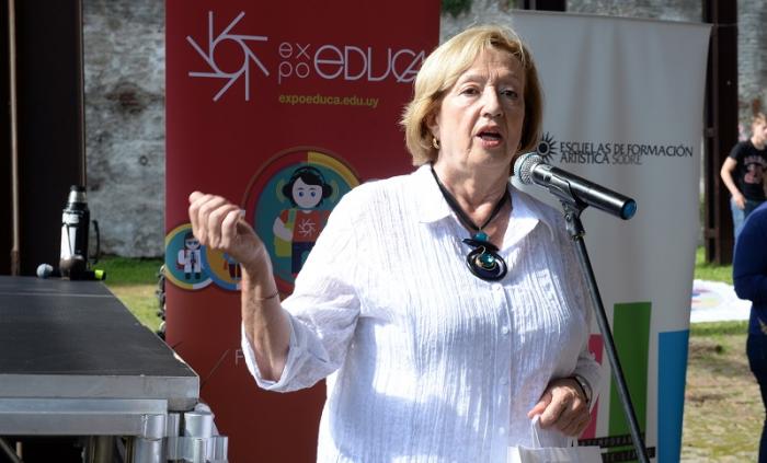 Ministra Muñoz hablando frente el micrófono.