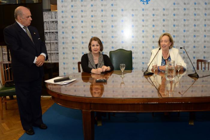 La directora de la Biblioteca Nacional y la ministra sentadas a la mesa durante la charla.