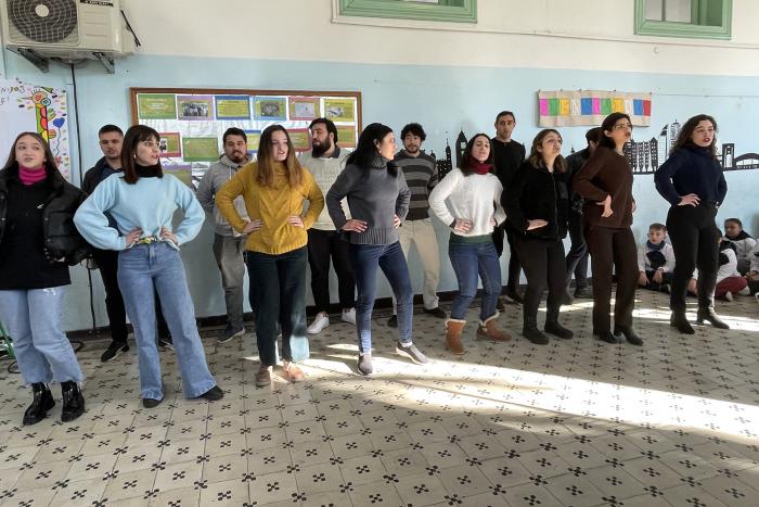 Alumnos de la ENAL interpretan ópera y zarzuela como regalo para la escuela Gran Bretaña Personas cantando y bailando