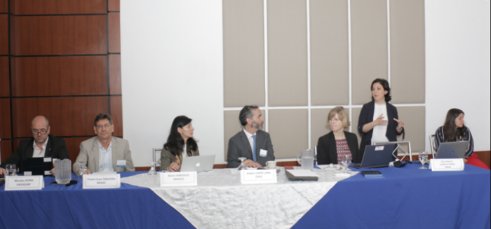 Personas sentadas el rededor de una mesa