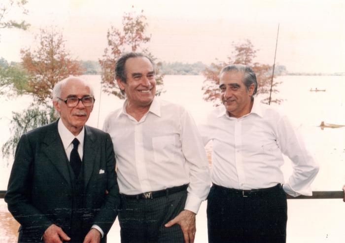 Fotografía del Prof. Juan E. Pivel Devoto junto a Wilson Ferreira Alduante y Carlos Julio Pereyra